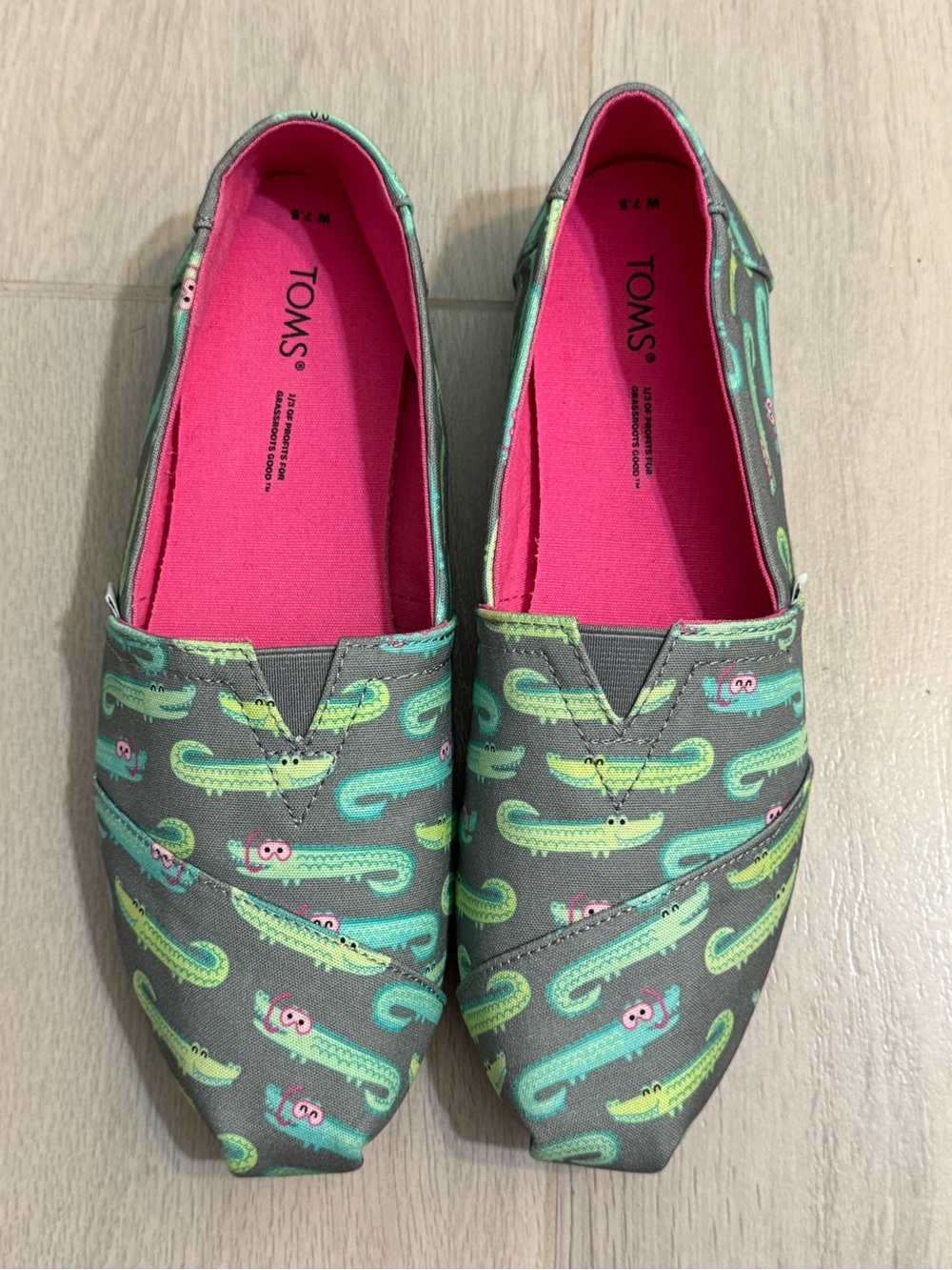 TOMS NWOT Womens 7.5 with snorkeling alligators pattern